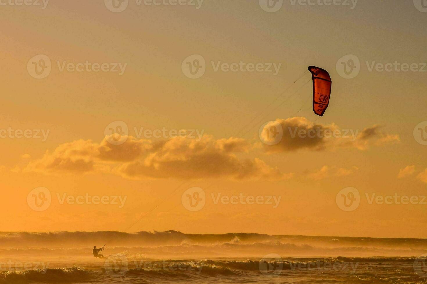 ein Mann tun Windsurfen foto