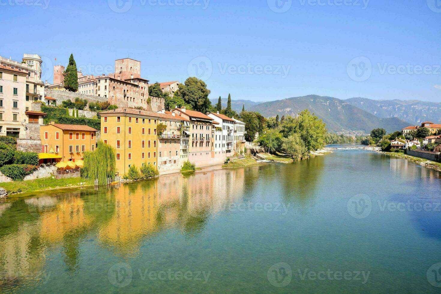 Stadt durch das Fluss foto