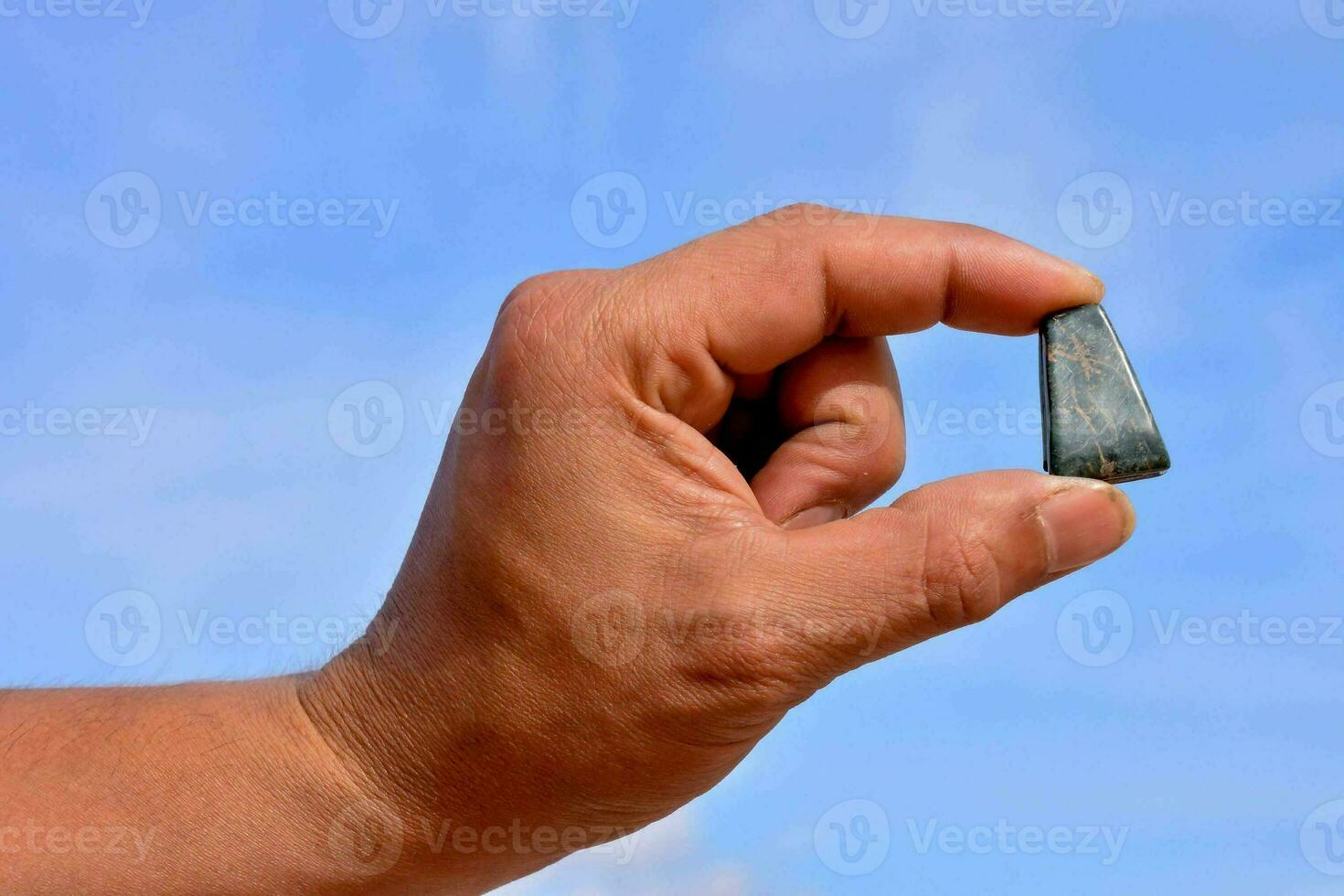 Hand halten ein halb kostbar Stein foto