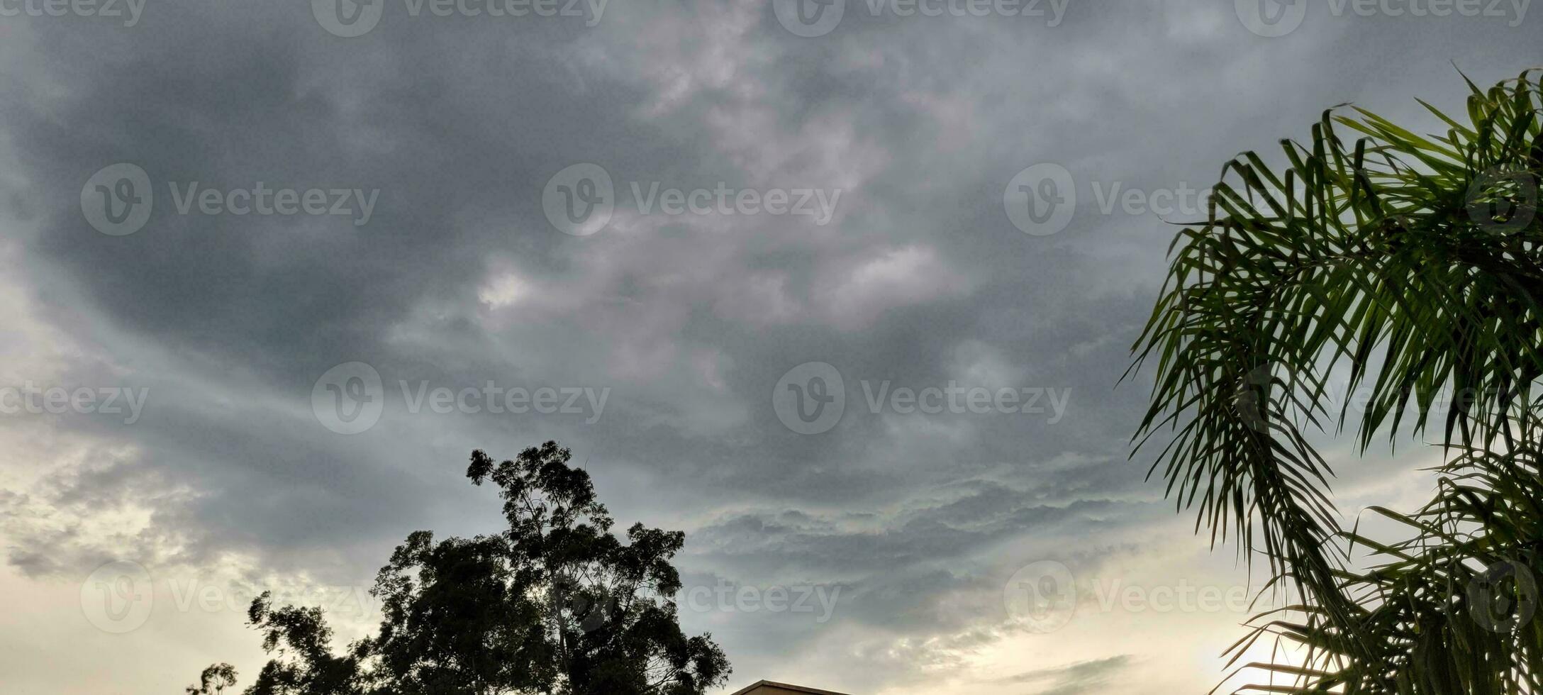 Himmel mit Wolken im das spät Nachmittag foto