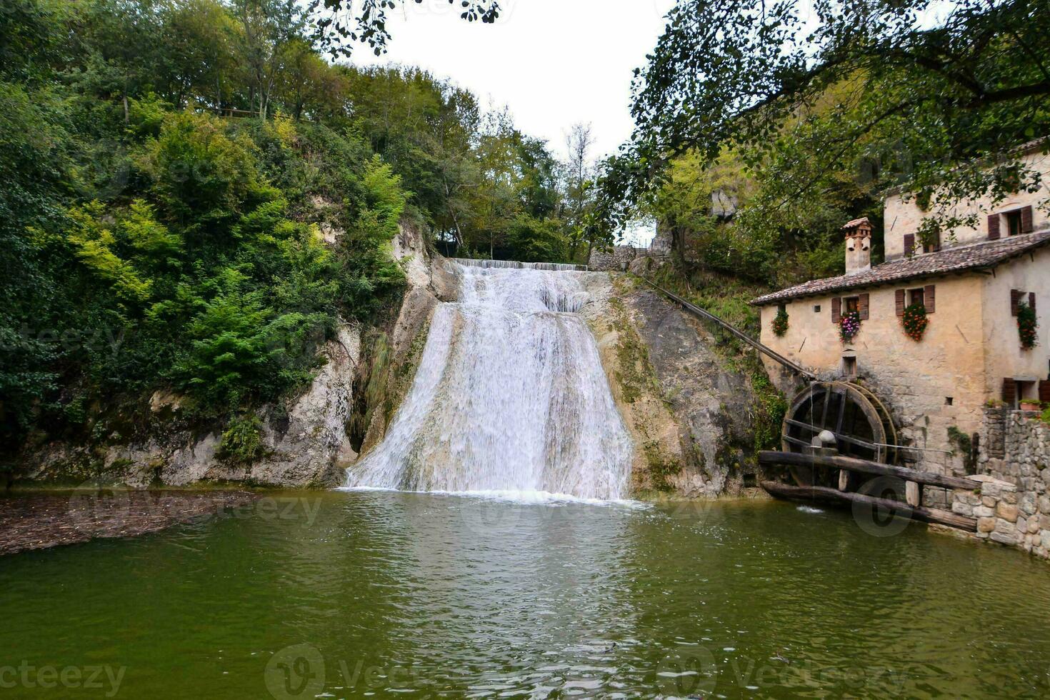 durch das Fluss foto