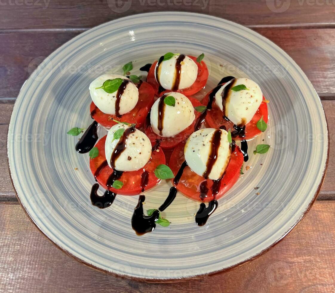 Tomate und Mozzarella Caprese Salat mit Soße foto