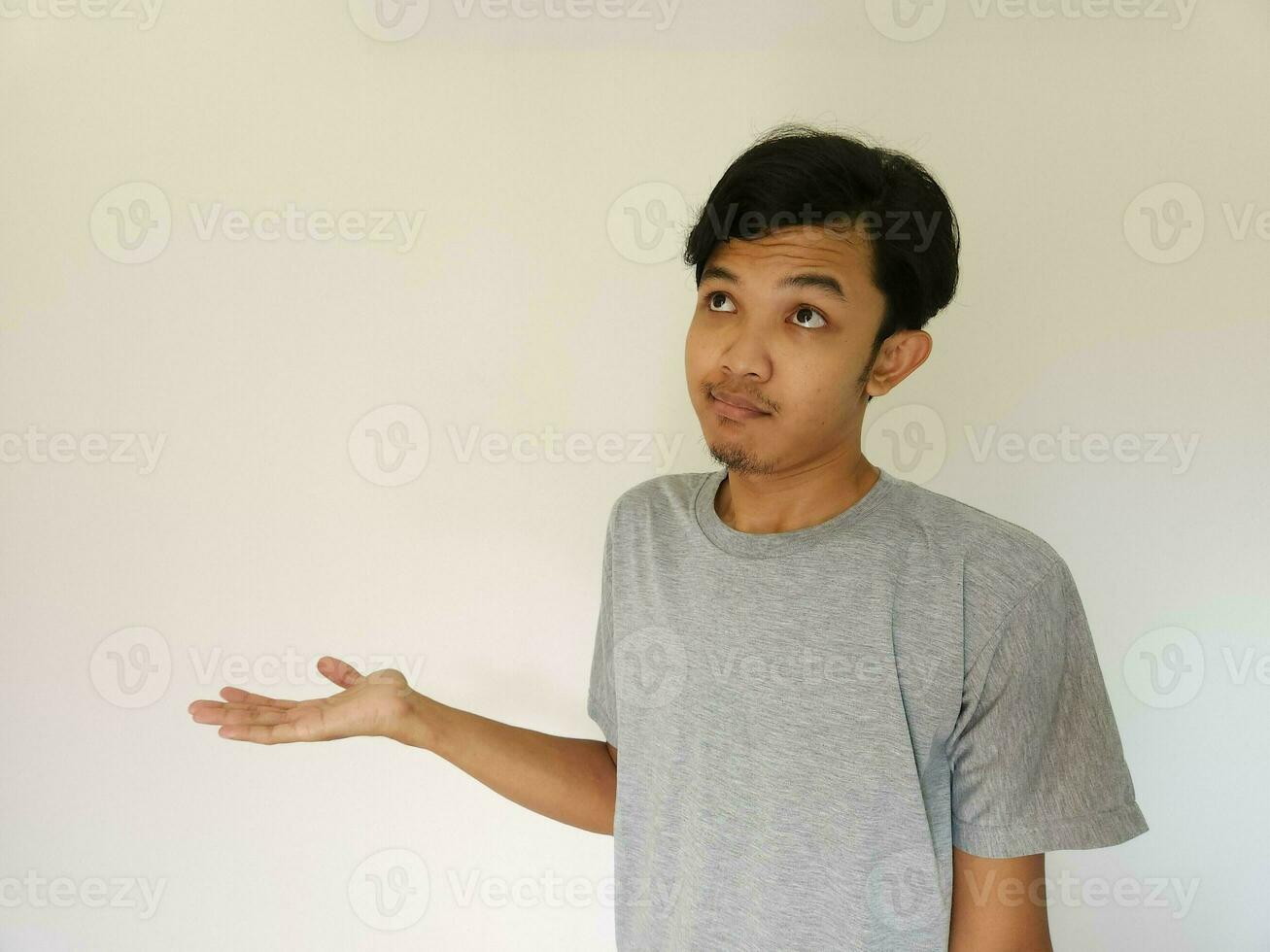 Sorgen Gesicht Ausdruck von asiatisch Mann Wer habe Problem isoliert auf Weiß foto