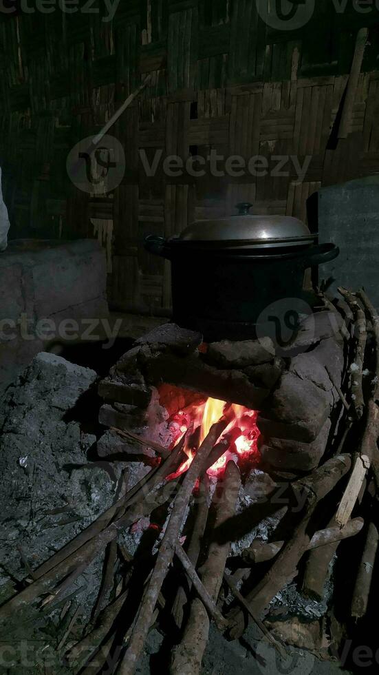 traditionell ländlich Herd zum Kochen mit Brennholz foto