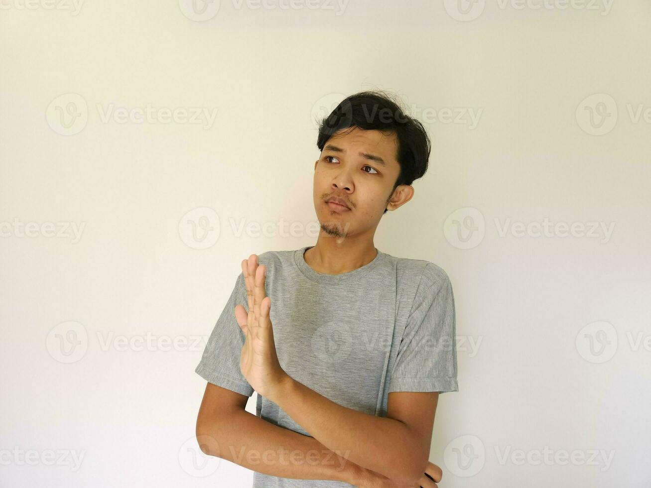 asiatisch Mann zeigen Ablehnung Zeichen, Sprichwort NEIN, stoppen. isoliert auf Weiß foto