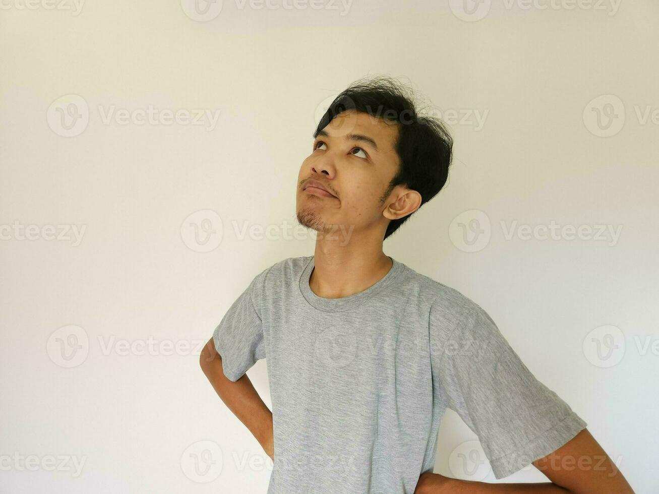 asiatisch Mann fühlt sich gelangweilt und gegenüber oben mit isoliert Hintergrund foto