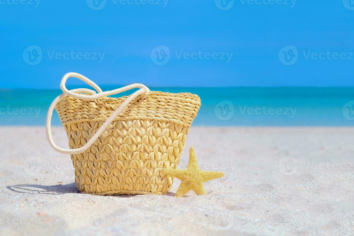 Frauen ist Strand Zubehör auf das Sand zum ein Sommer- Ferien Konzept. Stroh Tasche, Seestern. Reise Hintergrund. foto