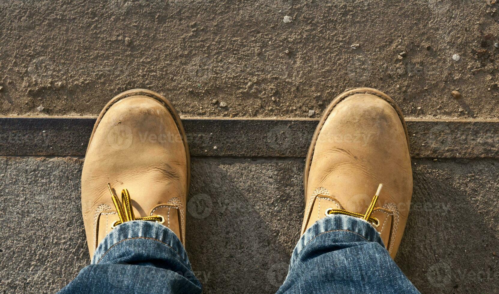 gelbe Stiefel auf der Straße foto