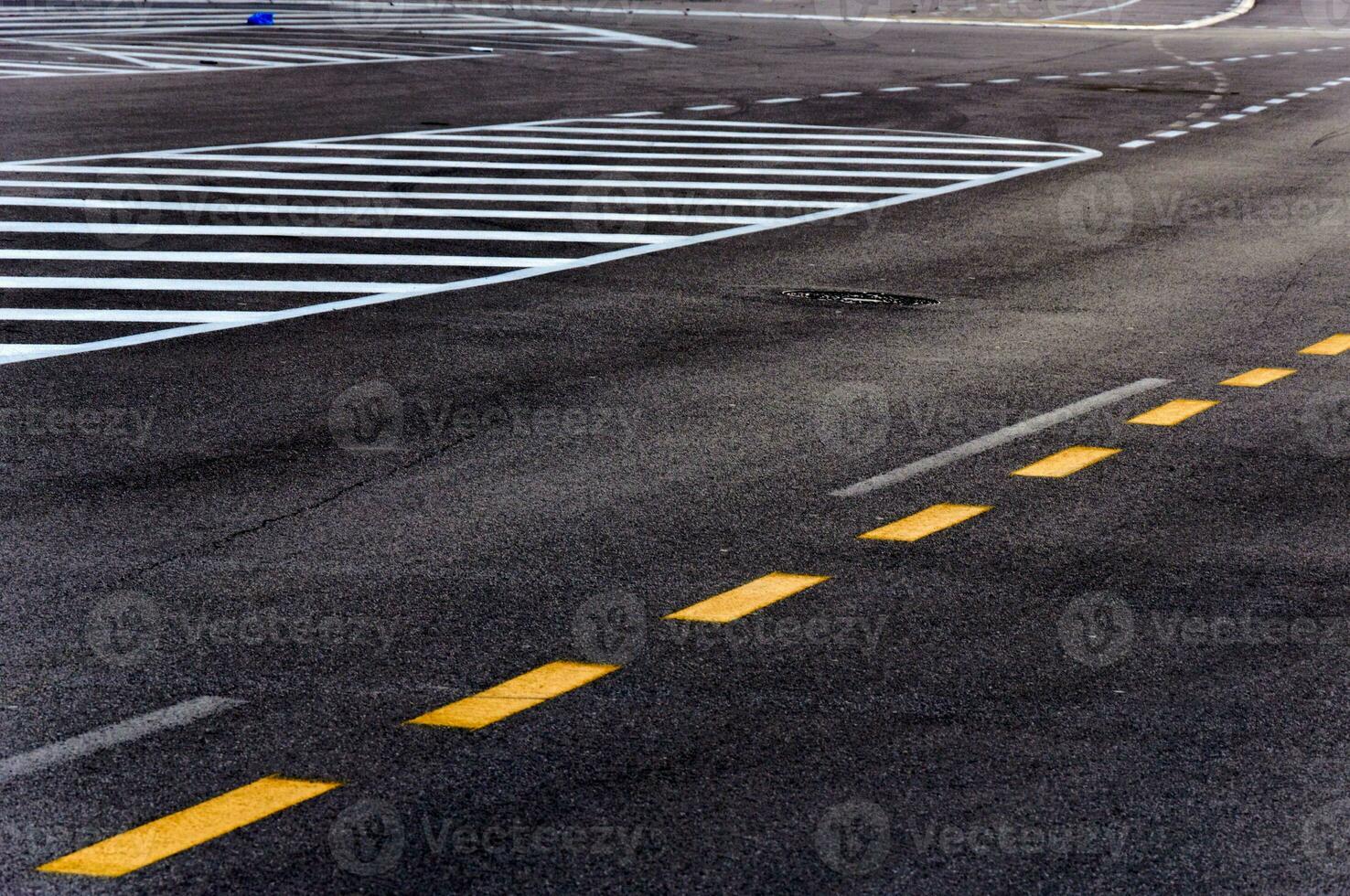 Asphalt und leeren Straße foto