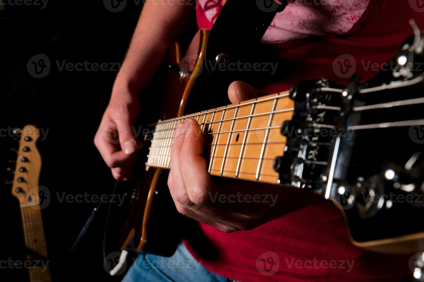 Mann spielt Gitarre foto