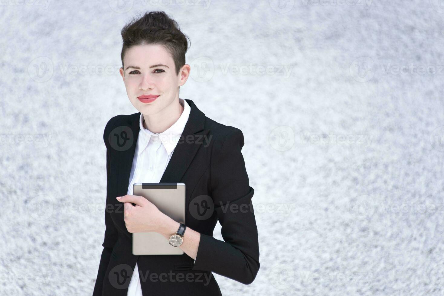 modern Geschäft Frau halten Tablette foto