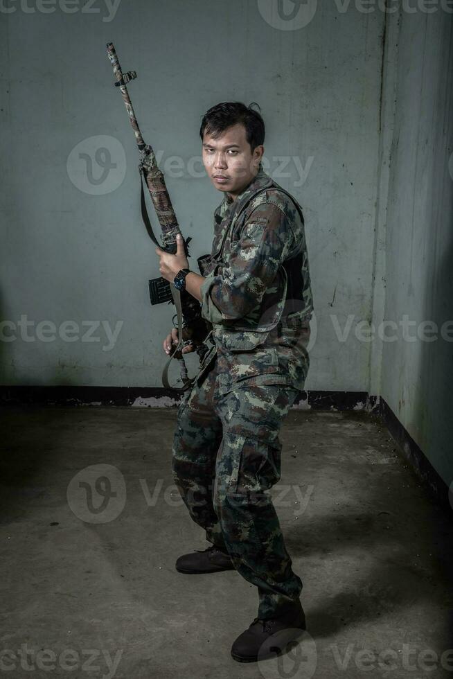Besondere Macht mit das Pistole, Soldat foto