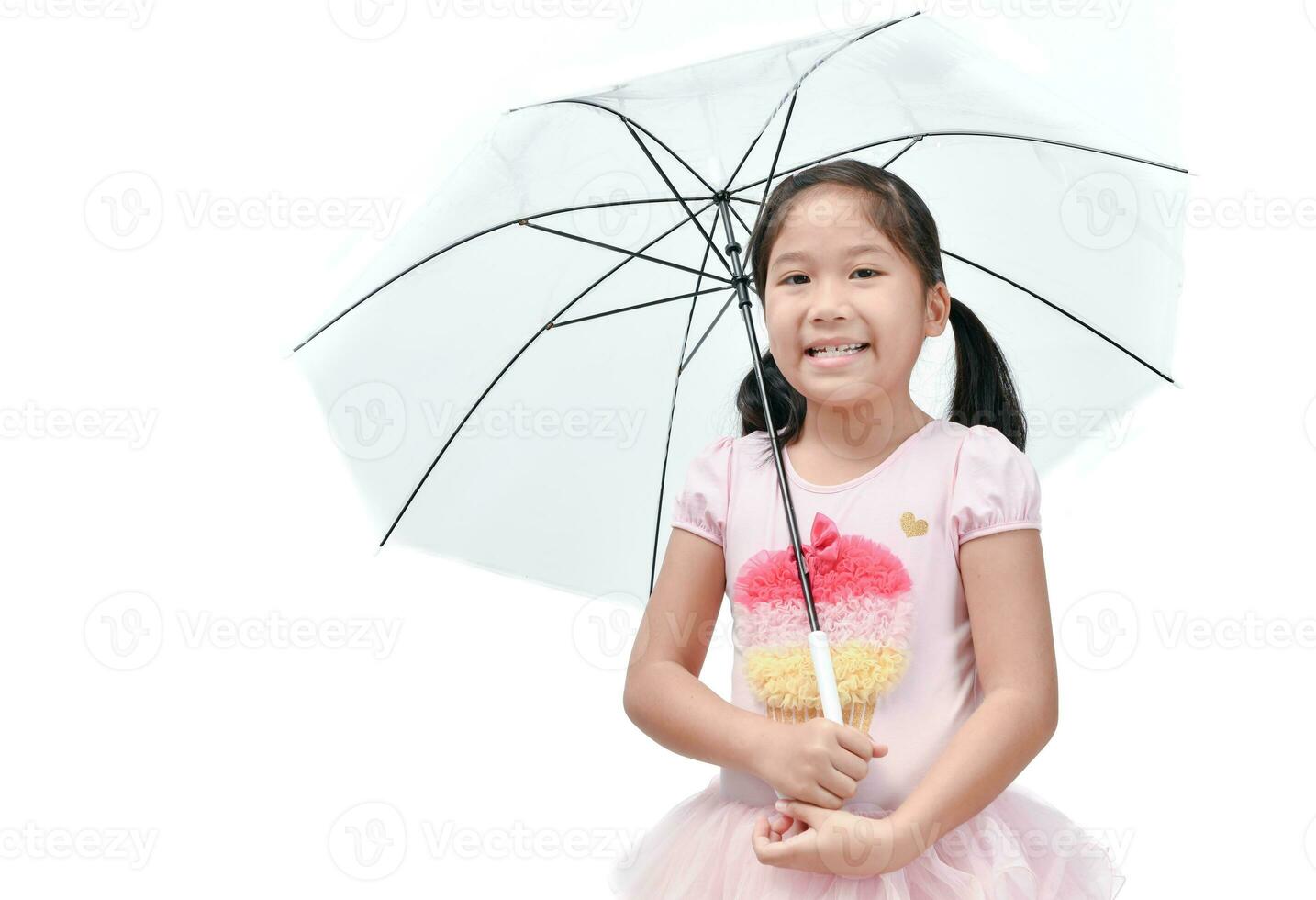 süß asiatisch Mädchen lächelnd und halt Regenschirm foto