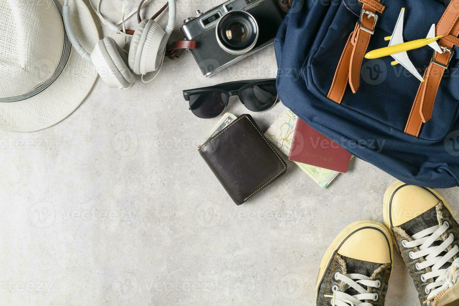 bereiten Rucksack Zubehör und Reise Artikel auf Marmor foto