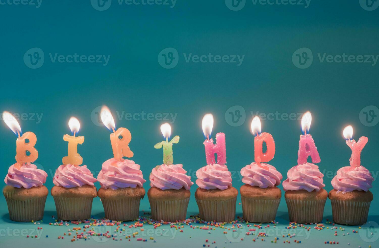 Rosa Tasse Kuchen mit glücklich Geburtstag Kerze foto