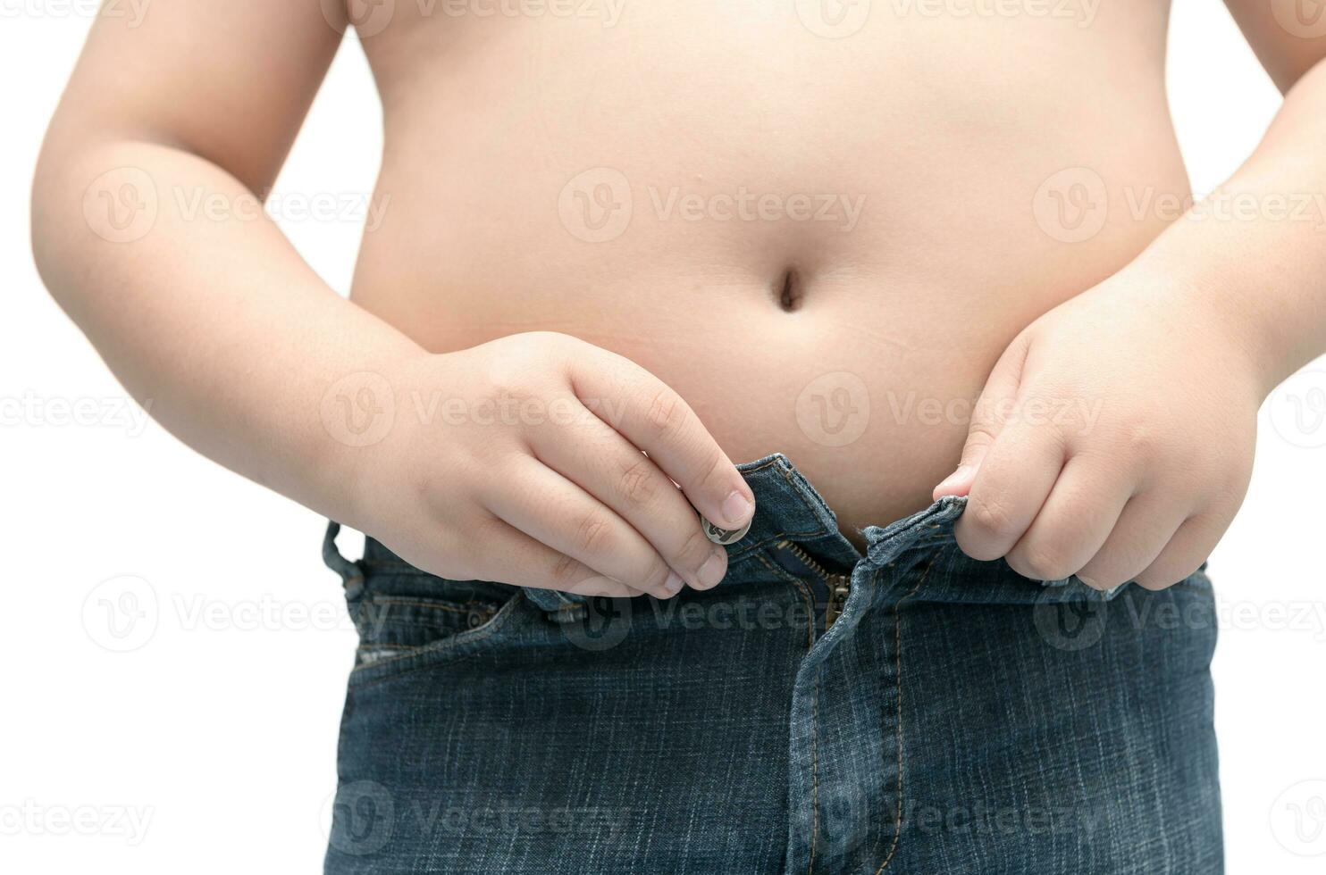 fettleibig Fett Junge Versuchen zu tragen Jeans isoliert foto