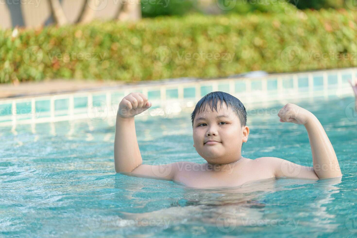 fettleibig Fett Junge Show Muskel im Schwimmen Schwimmbad foto