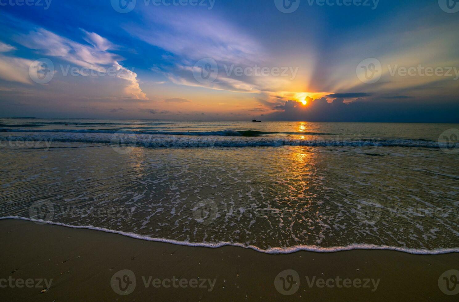 schön wolkig auf Sonnenaufgang beim Khanom Strand, foto