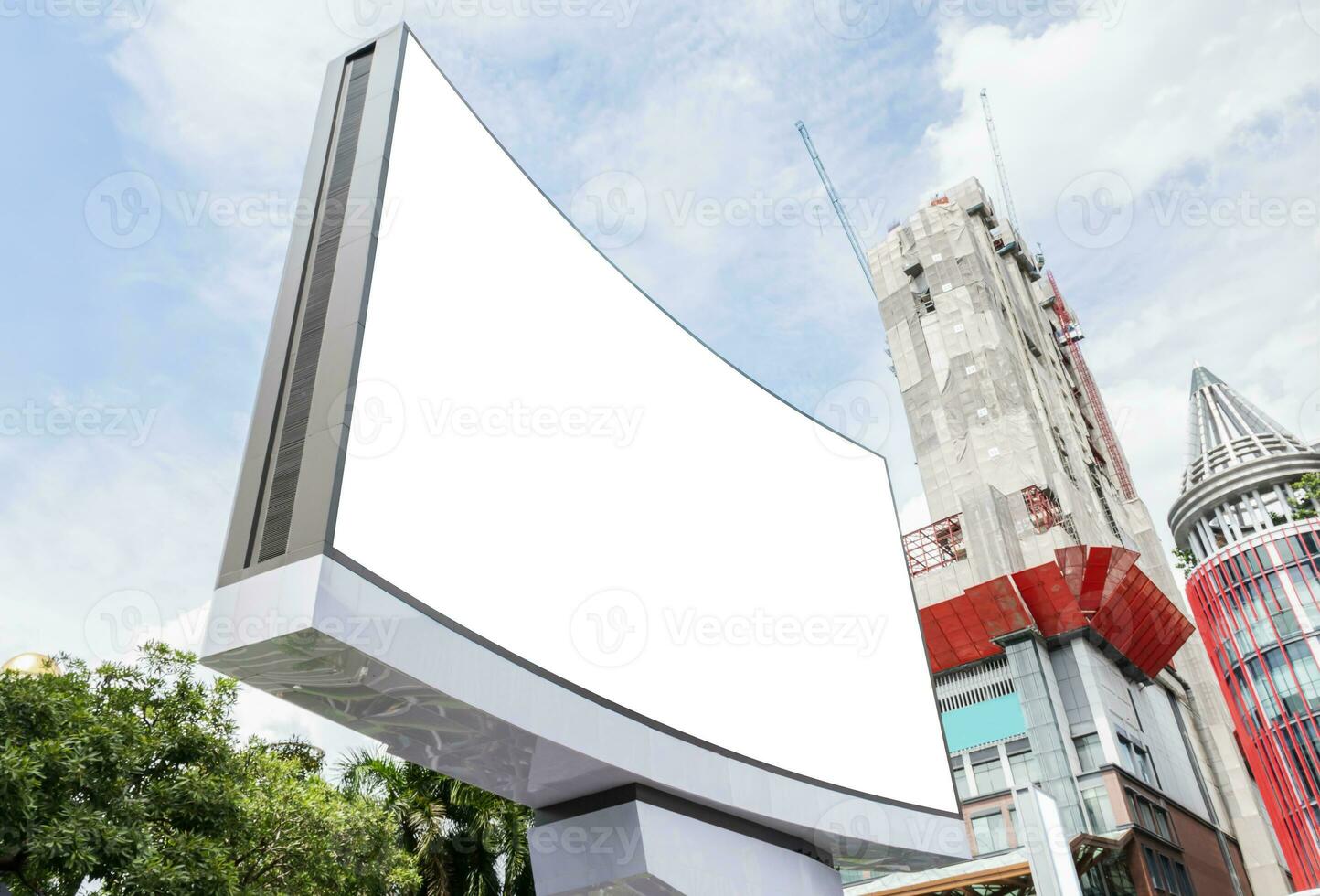 draussen Pole LED Kurve Anzeige Plakatwand mit spotten oben Weiß Bildschirm und Ausschnitt Pfad foto