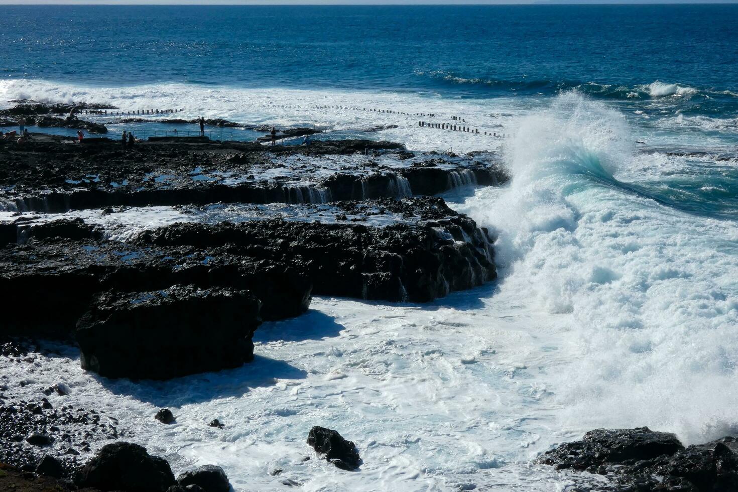 groß Wellen abstürzen gegen das Felsen im das Ozean foto