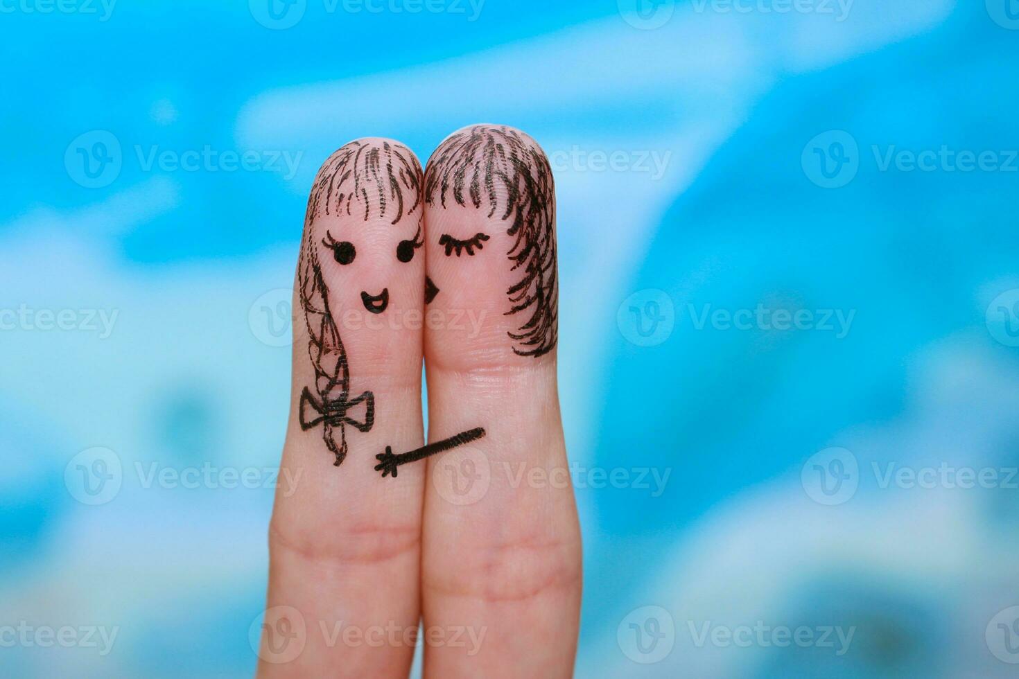 Finger Kunst von zwei Frauen. Frau ist küssen seine Freundin auf das Wange. foto