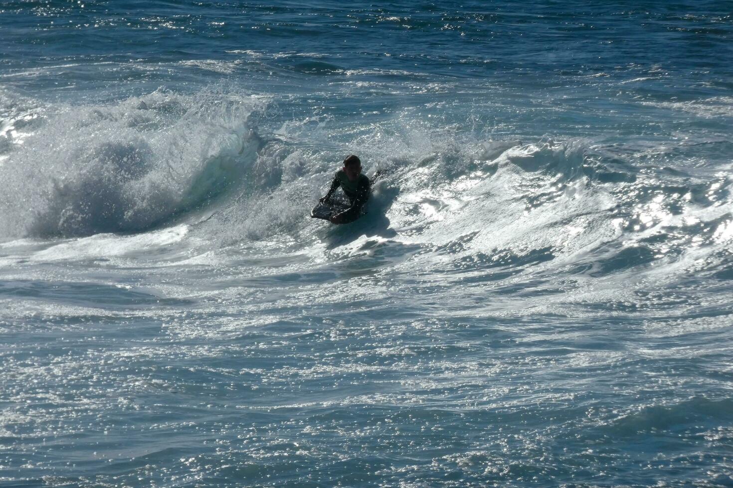 jung Sportler üben das Wasser Sport von Surfen foto