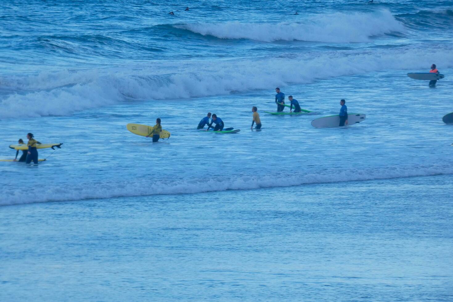 Surfen Schule auf ein Ozean Strand foto