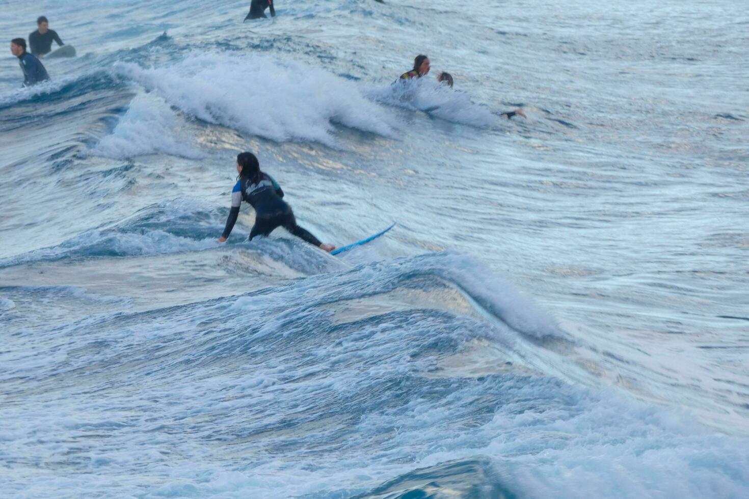 Surfer Reiten klein Ozean Wellen foto