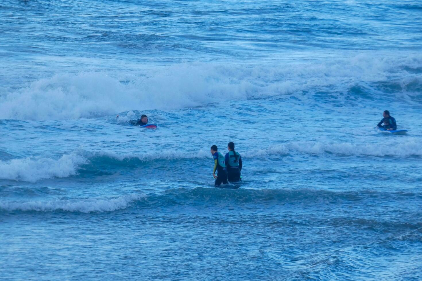 jung Sportler üben das Wasser Sport von Surfen foto