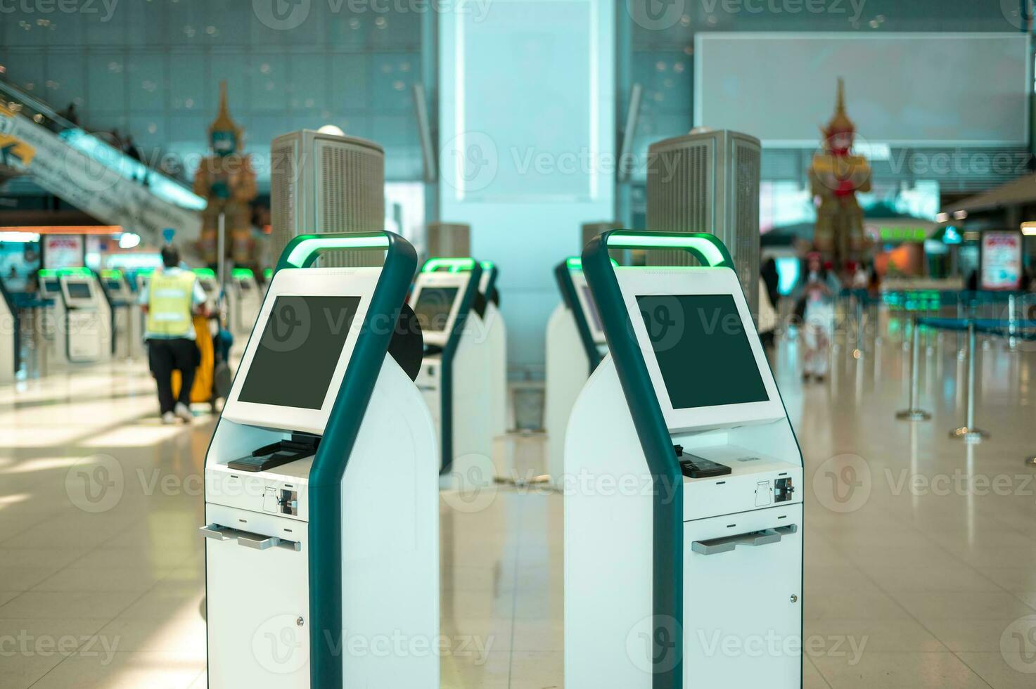 online prüfen im Maschine beim Flughafen foto