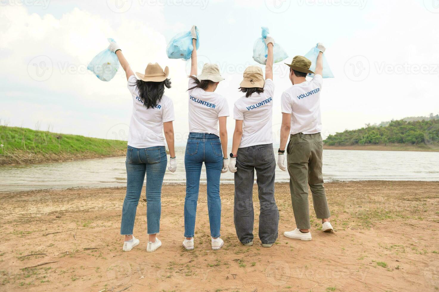 Freiwillige von das asiatisch Jugend Gemeinschaft mit Müll Taschen Reinigung oben Natur Par foto