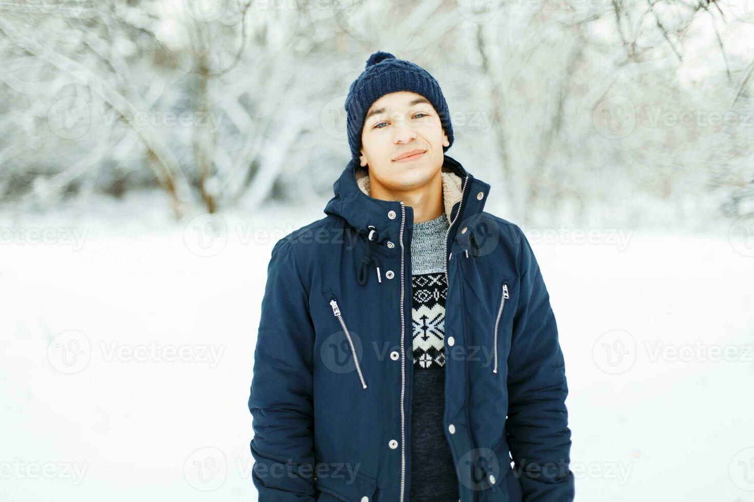 gut aussehend Mann im ein Winter Jacke und ein Sweatshirt Spaziergänge. schön schneebedeckt Winter Tag foto