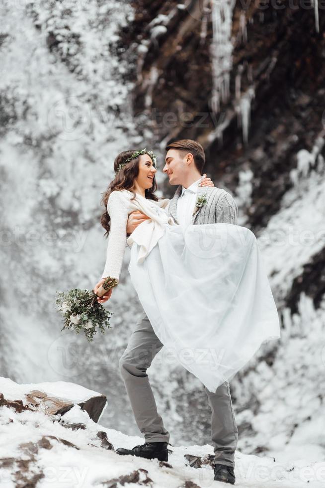 Braut und Bräutigam auf dem Bergwasserfall foto