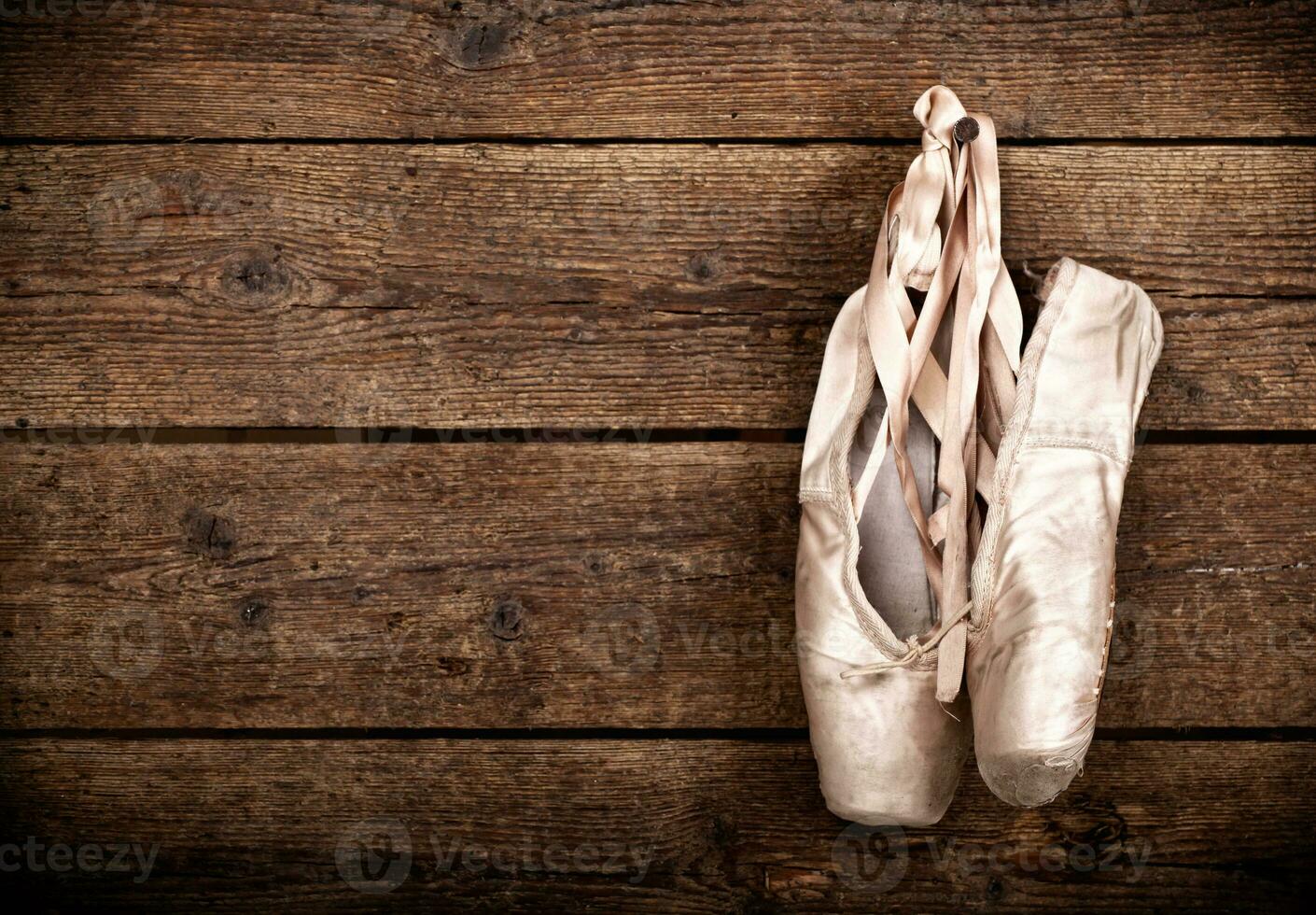 alt benutzt Rosa Ballett Schuhe hängend foto