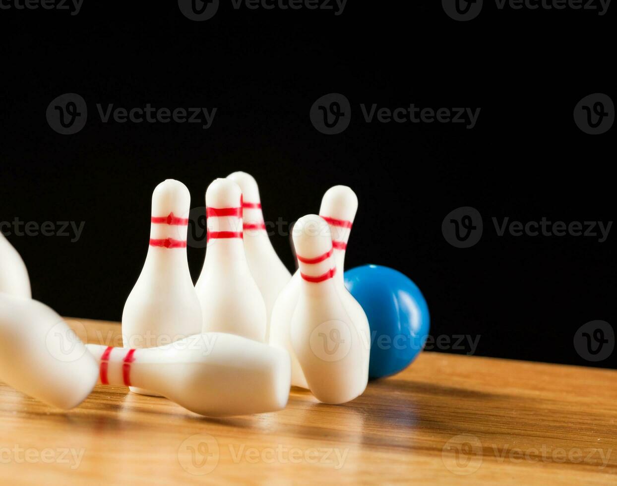 Bowling Stifte und Bowling Ball im Miniatur foto