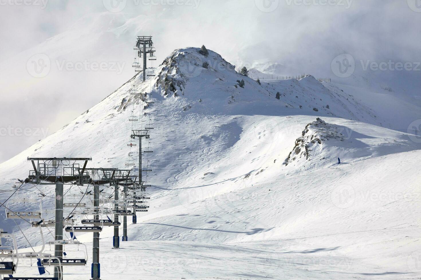 schneebedeckt Berg beim Grandvalira Ski Resort im pas de la casa foto