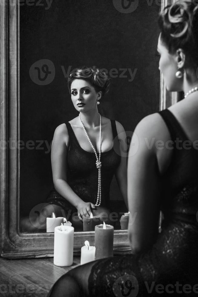 junges brünettes vorbildliches Mädchen und Schauspielerin vor einem Spiegel foto