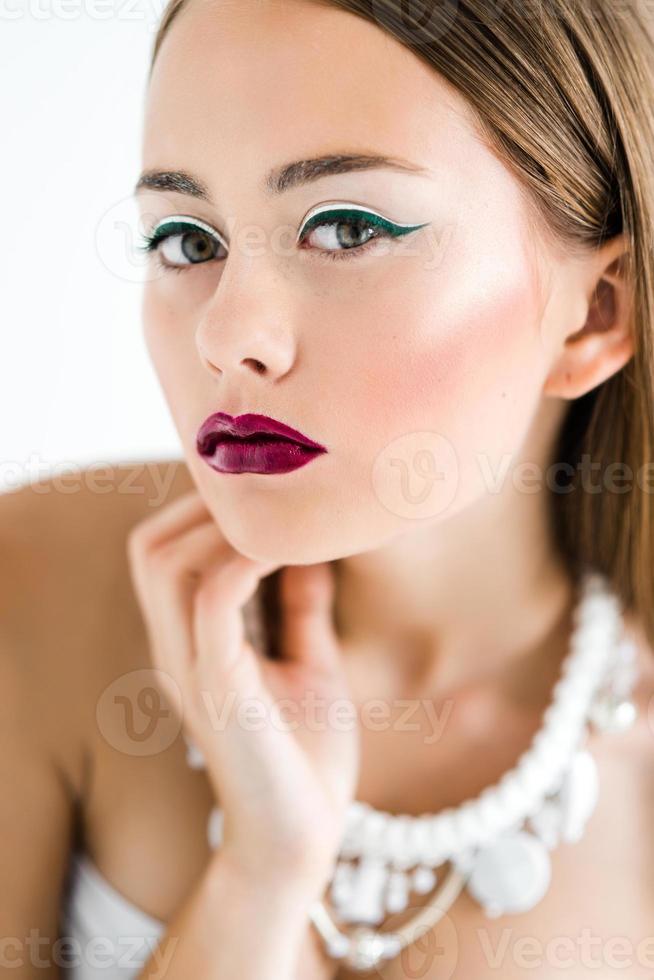 Mädchen in einer weißen Bluse und einem schwarzen Rock auf einem weißen Hintergrund foto