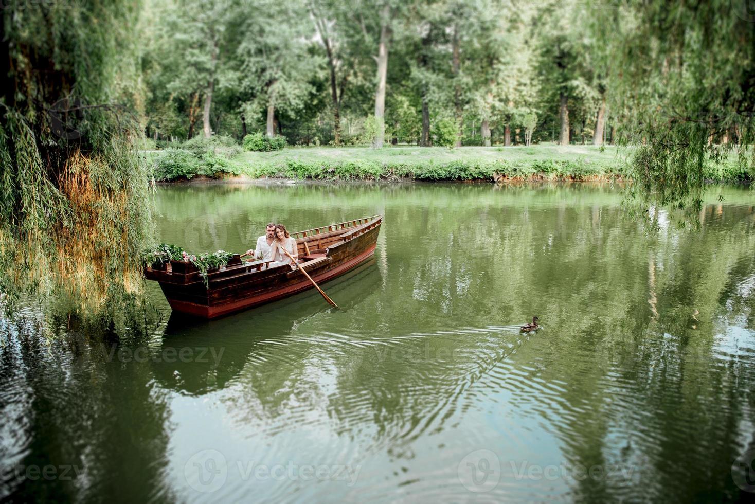 Eine Bootsfahrt für einen Mann und ein Mädchen entlang der Kanäle und Buchten des Flusses foto