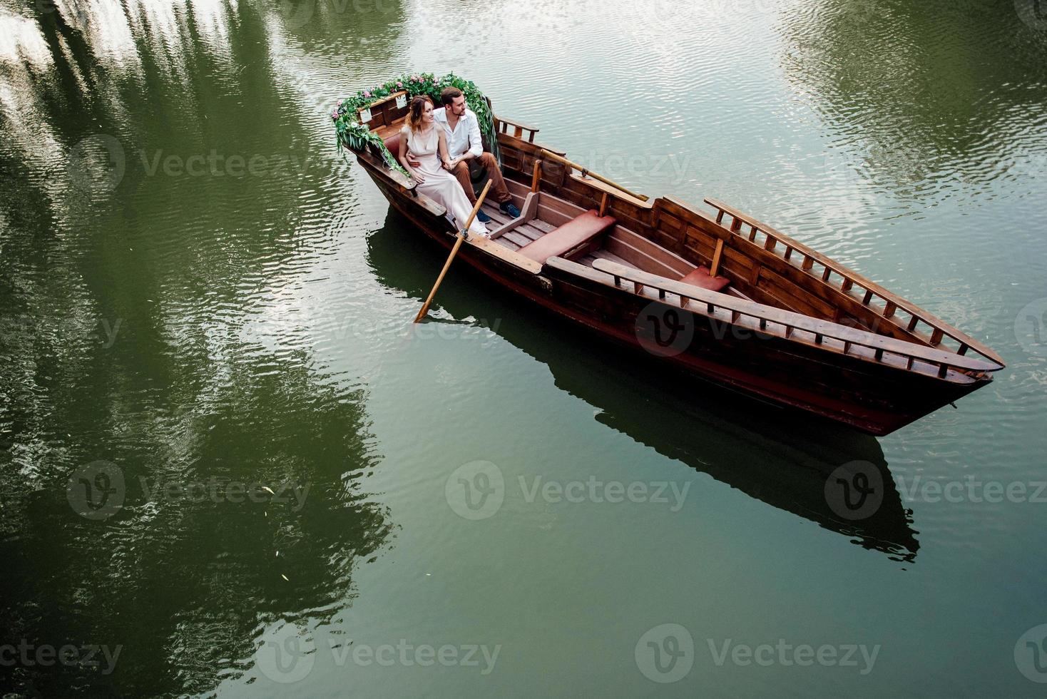 Eine Bootsfahrt für einen Mann und ein Mädchen entlang der Kanäle und Buchten des Flusses foto