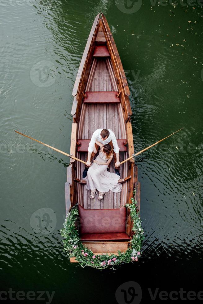 Eine Bootsfahrt für einen Mann und ein Mädchen entlang der Kanäle und Buchten des Flusses foto