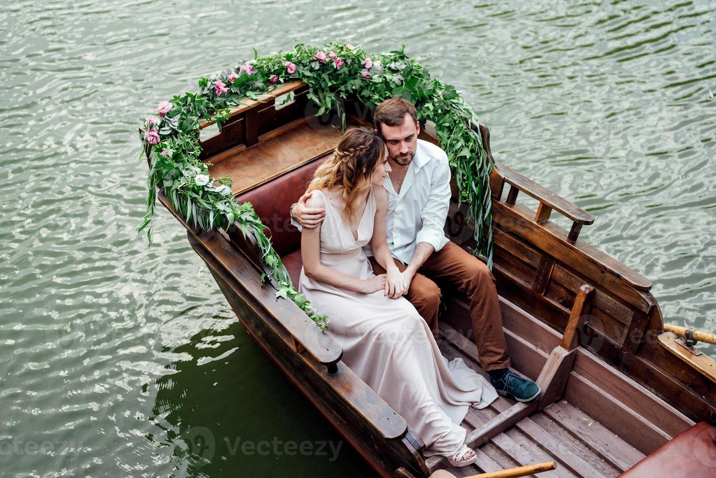 Eine Bootsfahrt für einen Mann und ein Mädchen entlang der Kanäle und Buchten des Flusses foto