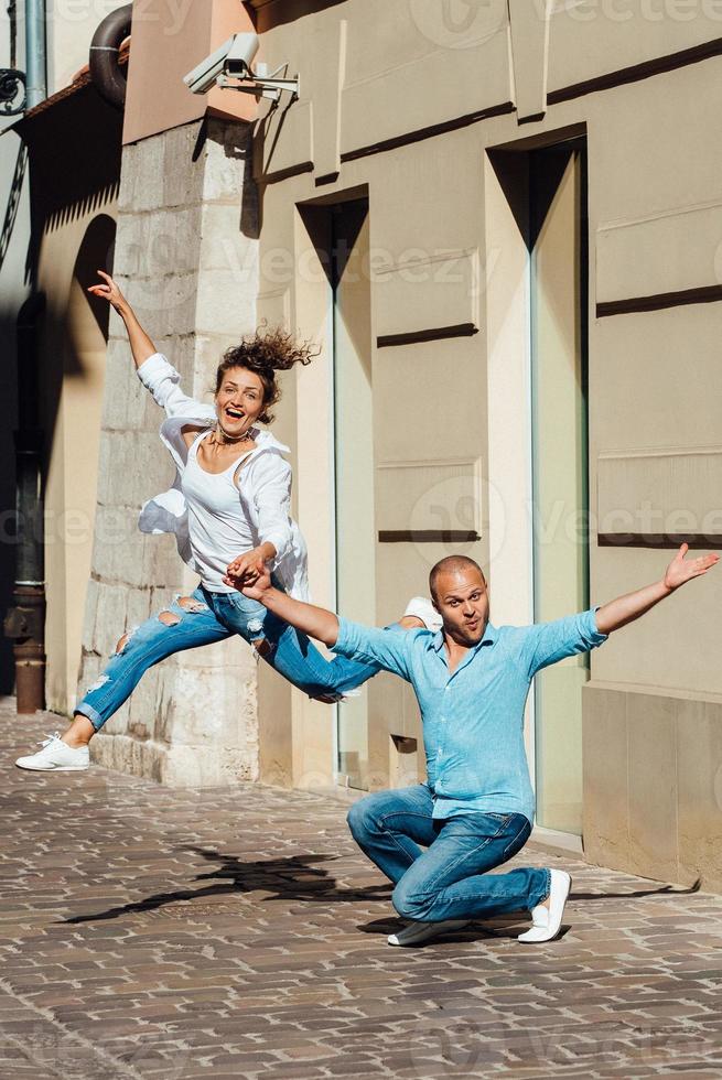 Mann und Mädchen gehen morgens glücklich auf den leeren Straßen spazieren foto