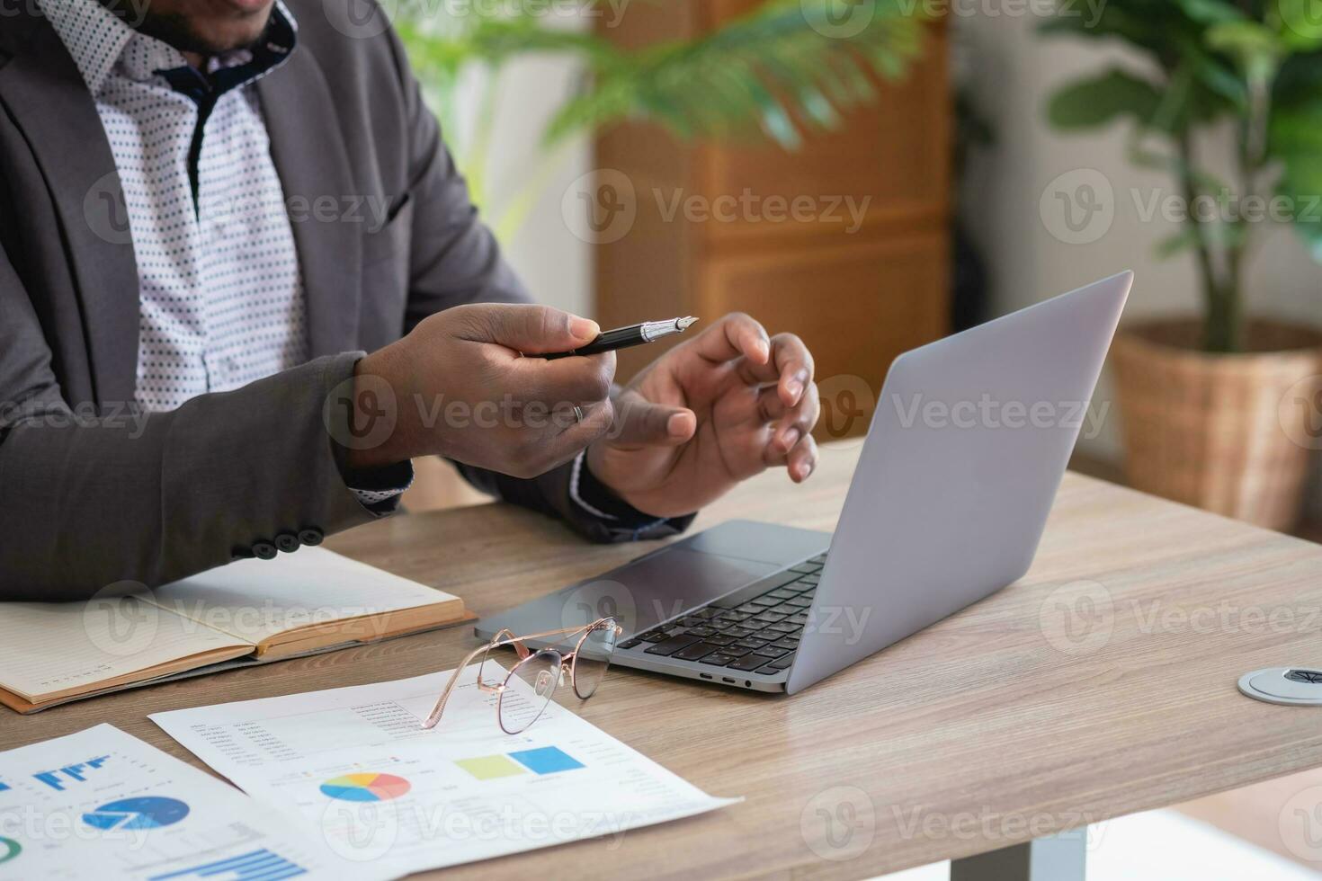 afrikanisch amerikanisch Geschäftsmann Analysieren Laptop Graph Papierkram im Büro halten Unterlagen vorbereiten Portfolio Analyse Bericht schwarz männlich Analytiker tun Papierkram im das Arbeitsplatz mit das Computer. foto