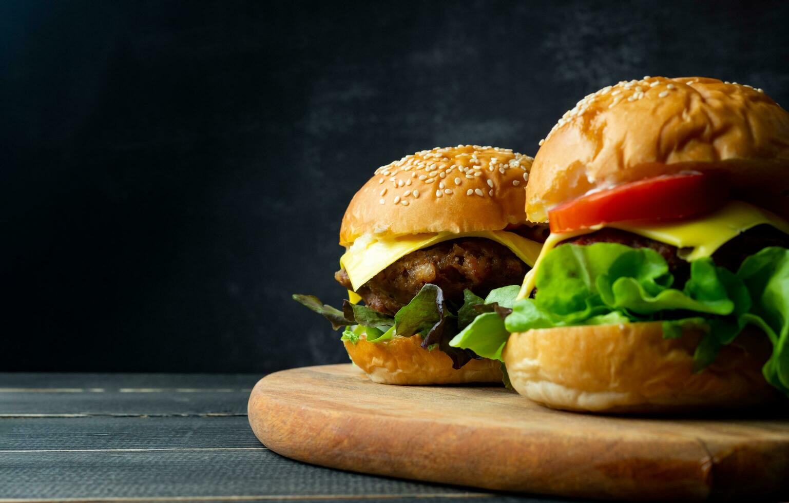 Schließen Sie zwei frische leckere hausgemachte Hamburger mit frischem ...