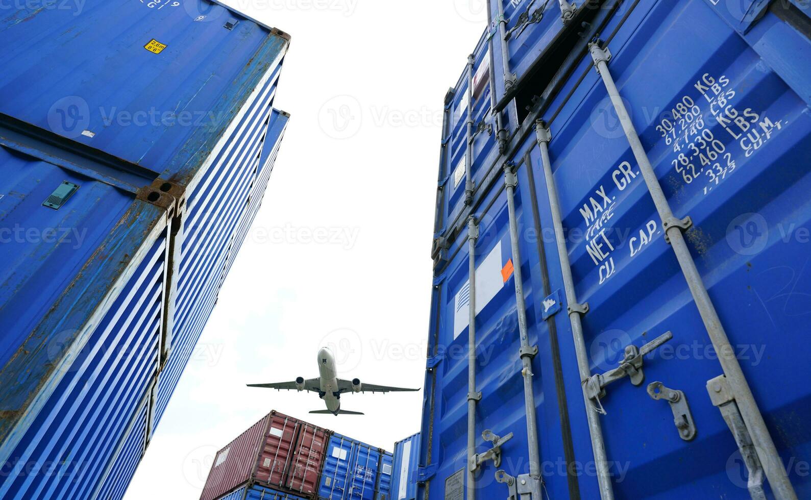 Flugzeug fliegt über Containerlogistik. Fracht- und Speditionsgeschäft. Containerschiff für Import- und Exportlogistik. Logistikbranche von Hafen zu Hafen. Container im Hafen für den LKW-Transport. foto