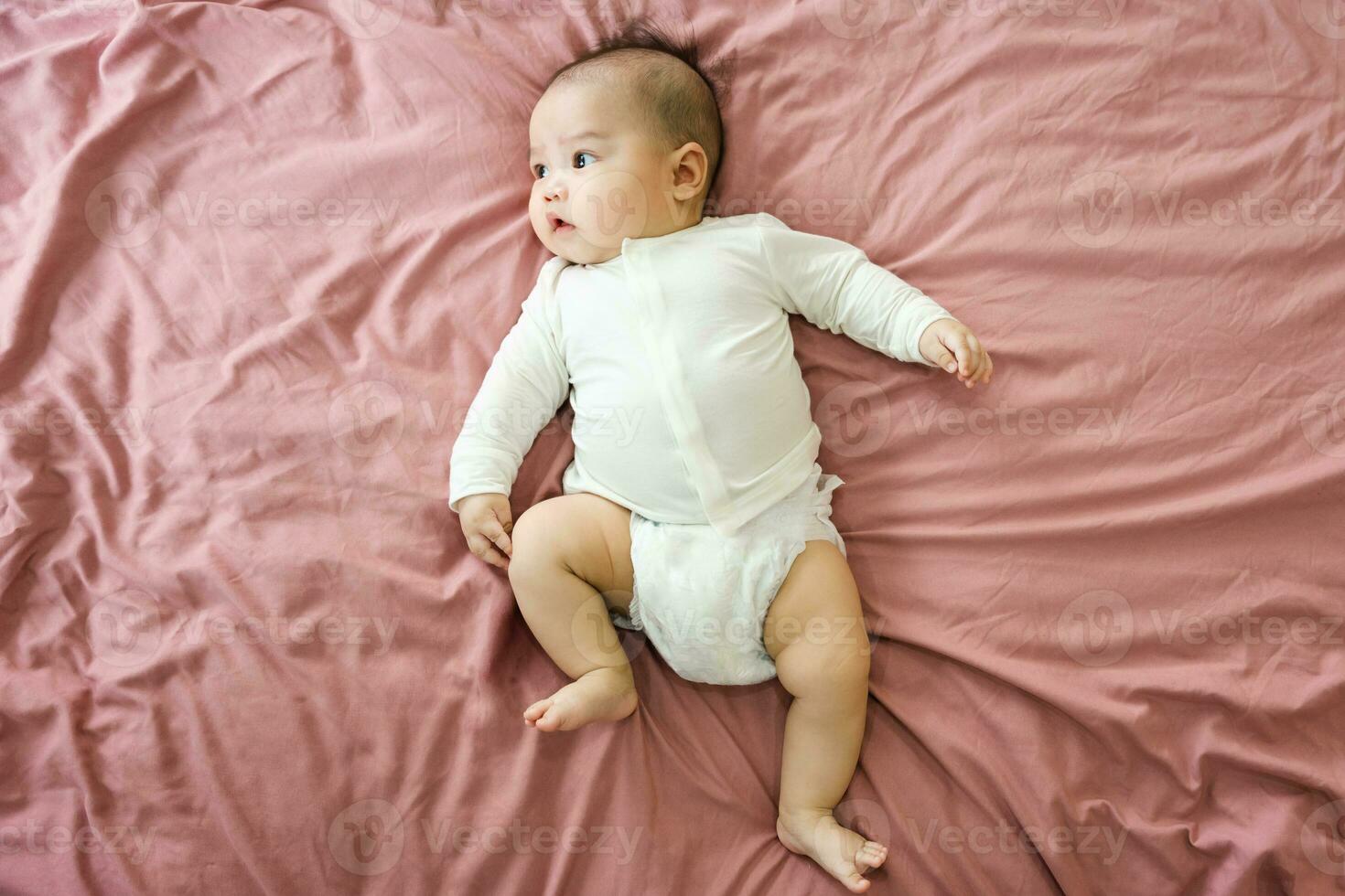 Bild von ein Neugeborene Baby Lügen auf ein Rosa Bett foto