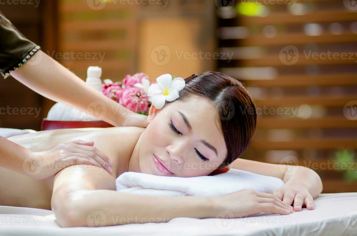 schön asiatisch Frau tun Spa Massage foto