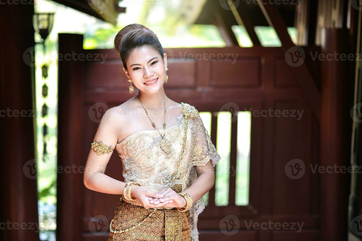 schönes thailändisches Mädchen in traditioneller thailändischer Tracht foto