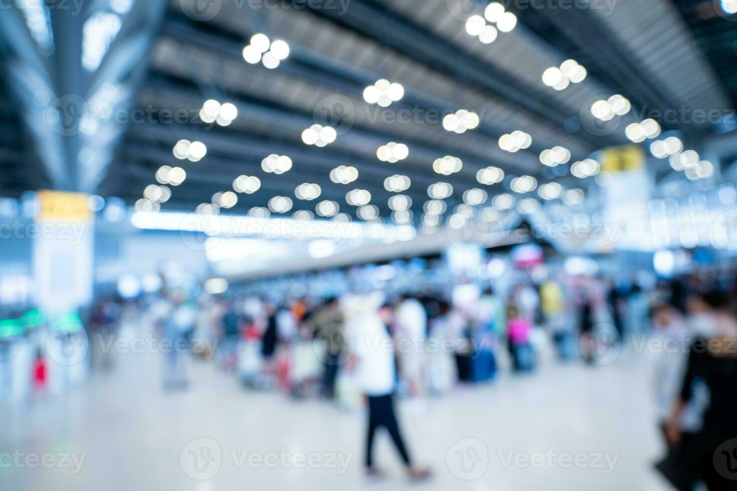 verschwommen Bilder von Handel Messen im das groß Halle. Bild von Menschen Gehen auf ein Handel Messe Ausstellung oder Messe wo Geschäft Menschen Show Innovation Aktivität und Geschenk Produkte im ein groß Halle. foto